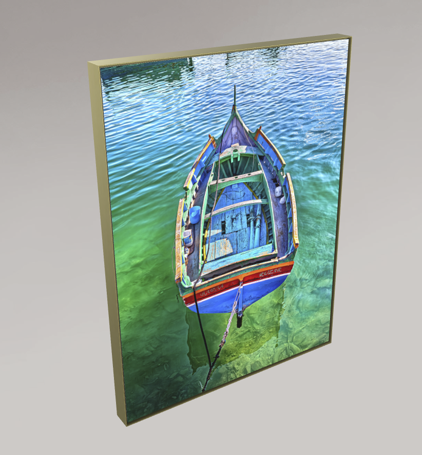 ein buntes Fischerboot in Marsaxlokk harbour auf Malta