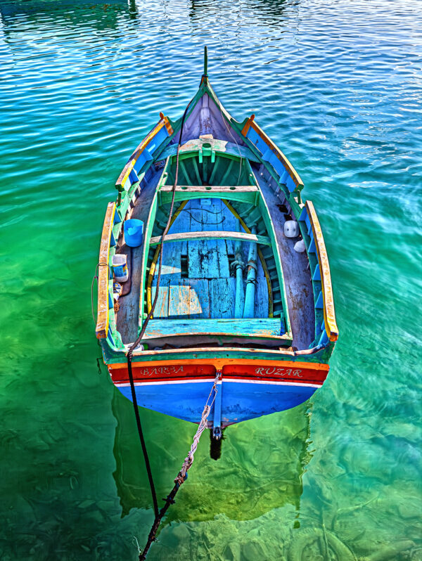 ein buntes Fischerboot in Marsaxlokk harbour auf Malta