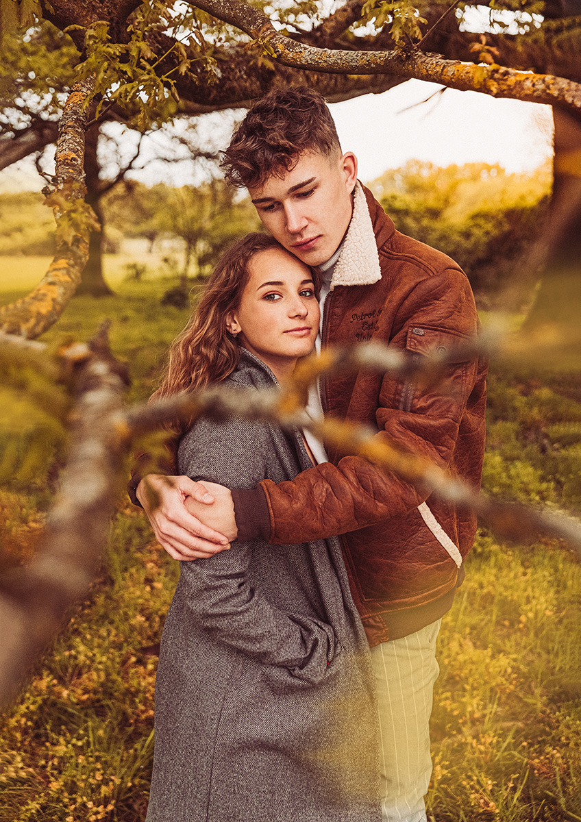 junges verliebtes Paar in emslaendischer Landschaft fotografiert