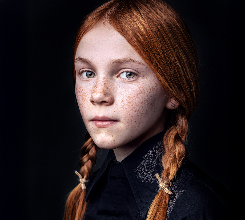 fotogen Fotostudio Lingen-2-IG ein rothaariges Mädchen schaut ruhig in die Kamera des Fotografen